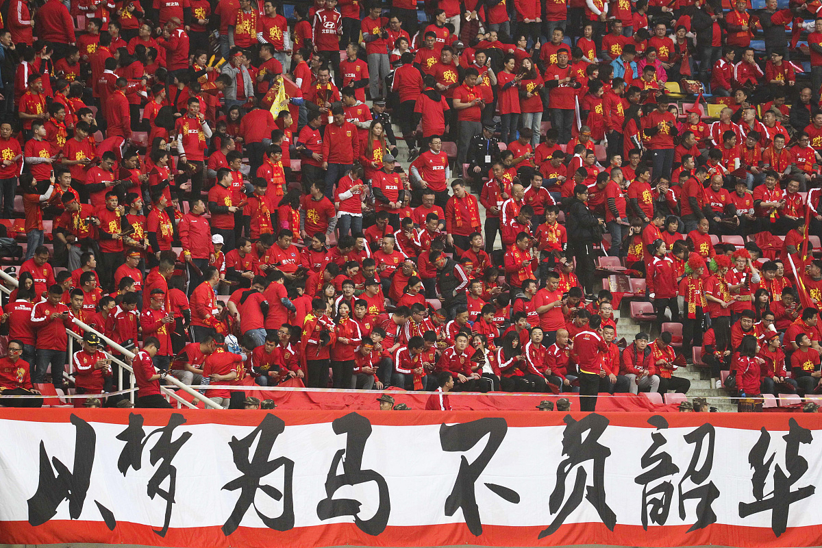 开云体育-足球场上激战连连，球员们奋力拼搏