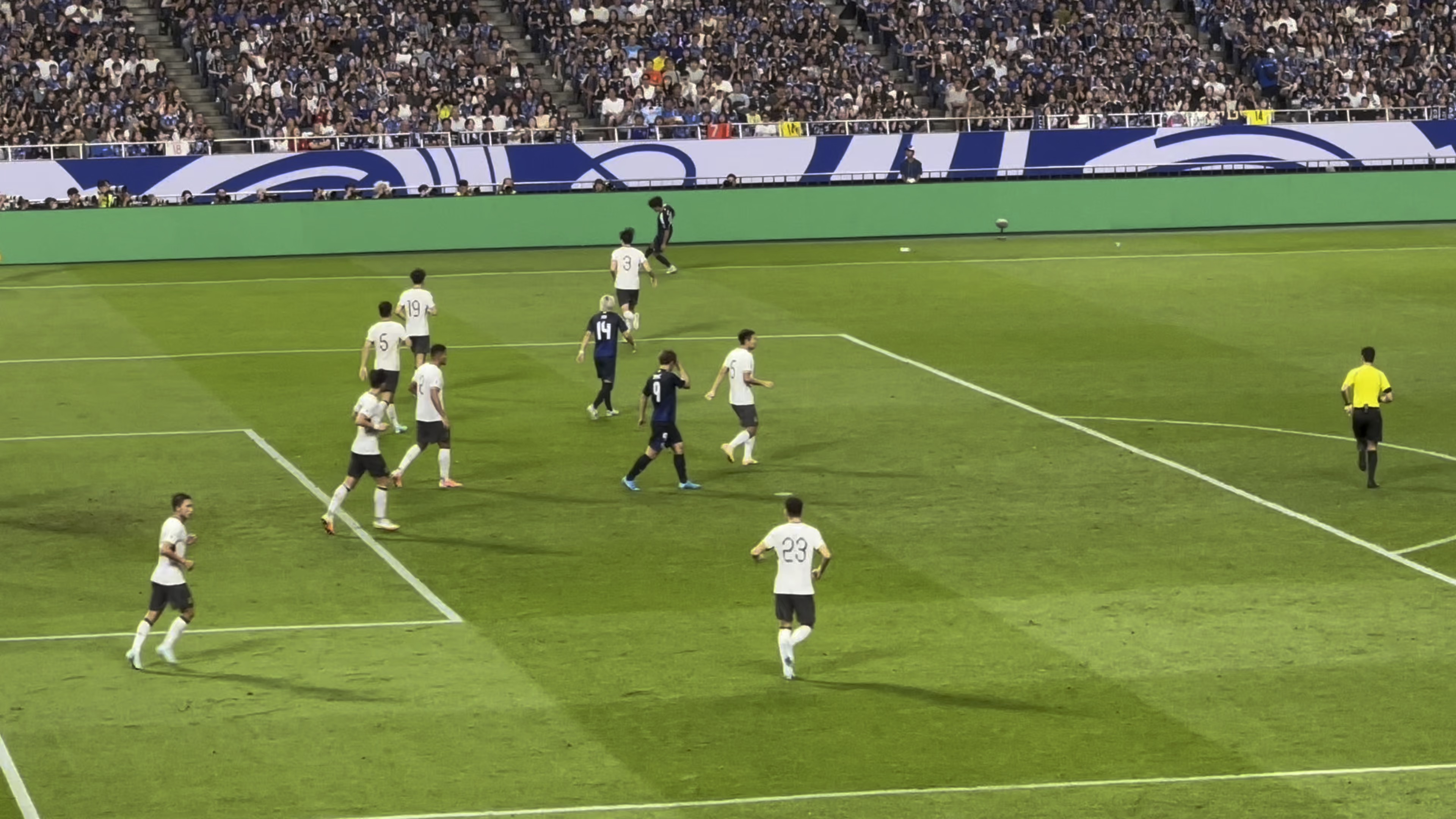 开云体育下载-世界杯选手刷新世界纪录，震撼全场