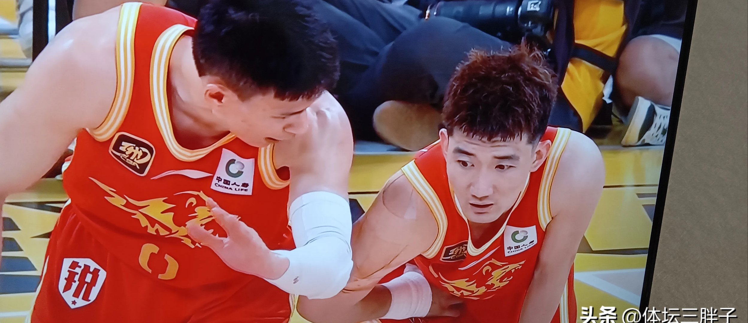 马刺碾压勇士，胡金秋高光表现