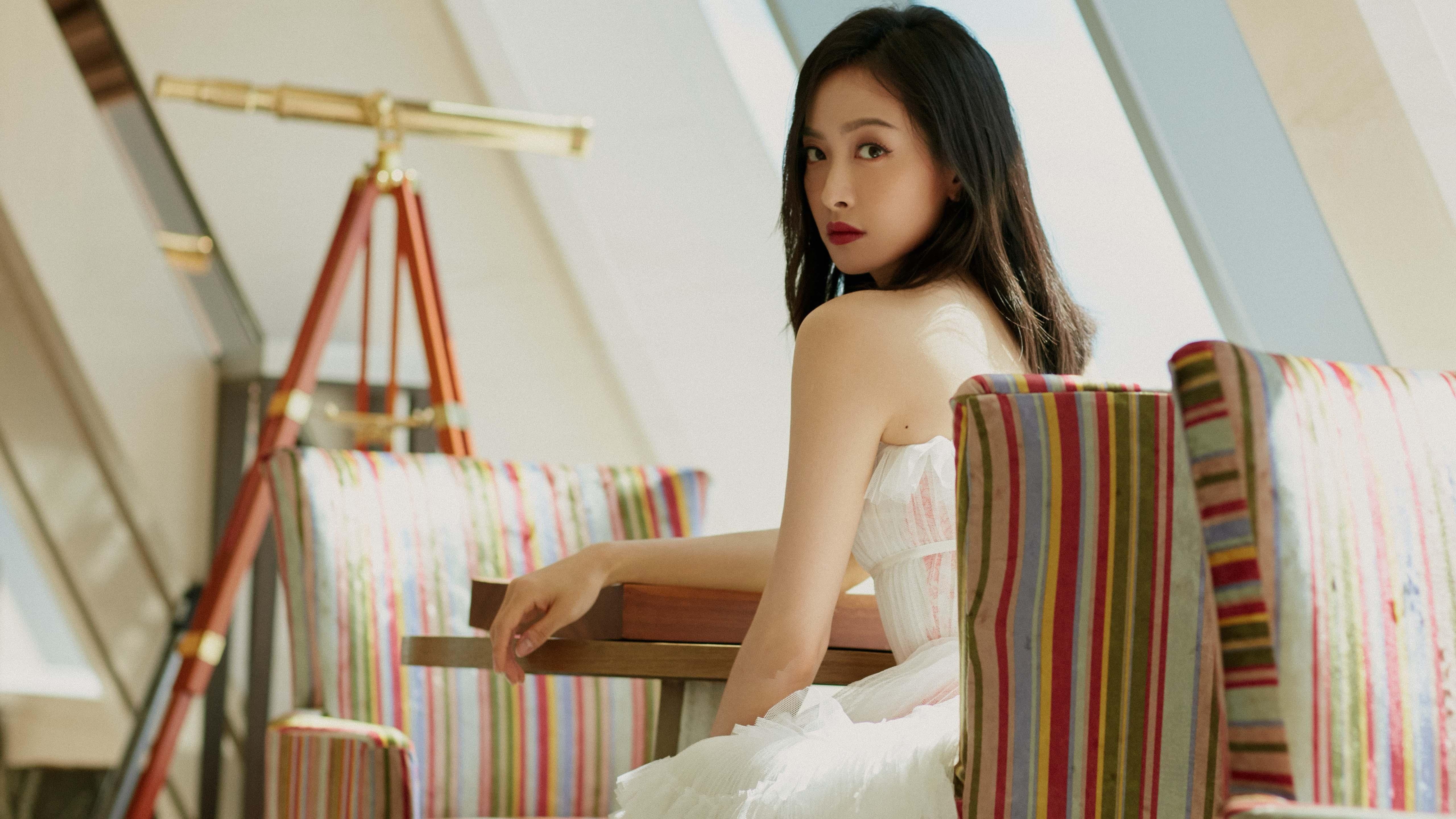 他给巴萨防线画了个鬼脸,三笘薰用满分表演,让斯坦福桥记住亚洲之光